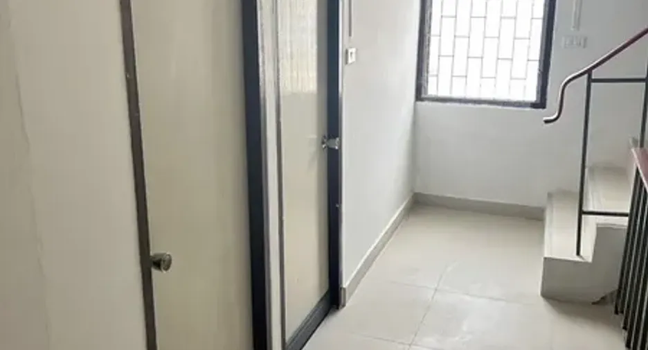For rent and for sale 4 bedrooms retail Space in Huai Khwang, Bangkok