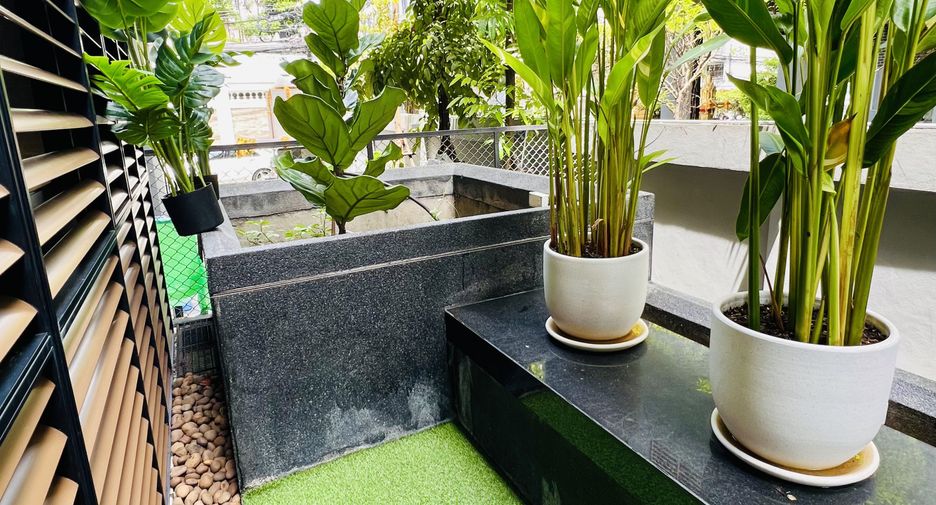 For sale 1 bed condo in Khlong Toei, Bangkok