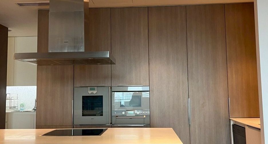For rent 3 bedrooms condo in Pathum Wan, Bangkok