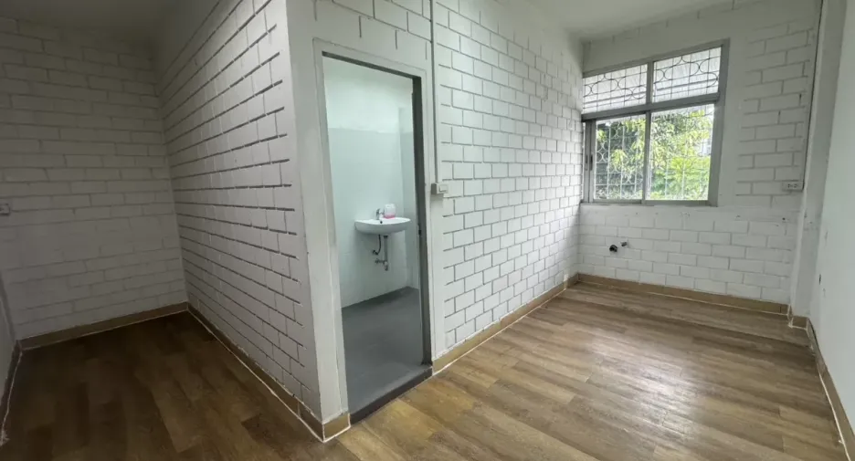 For rent warehouse in Phra Khanong, Bangkok