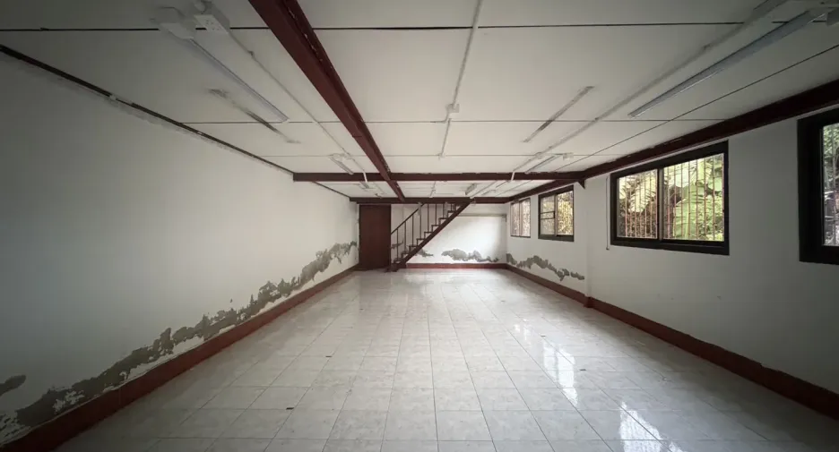For rent warehouse in Mueang Samut Prakan, Samut Prakan