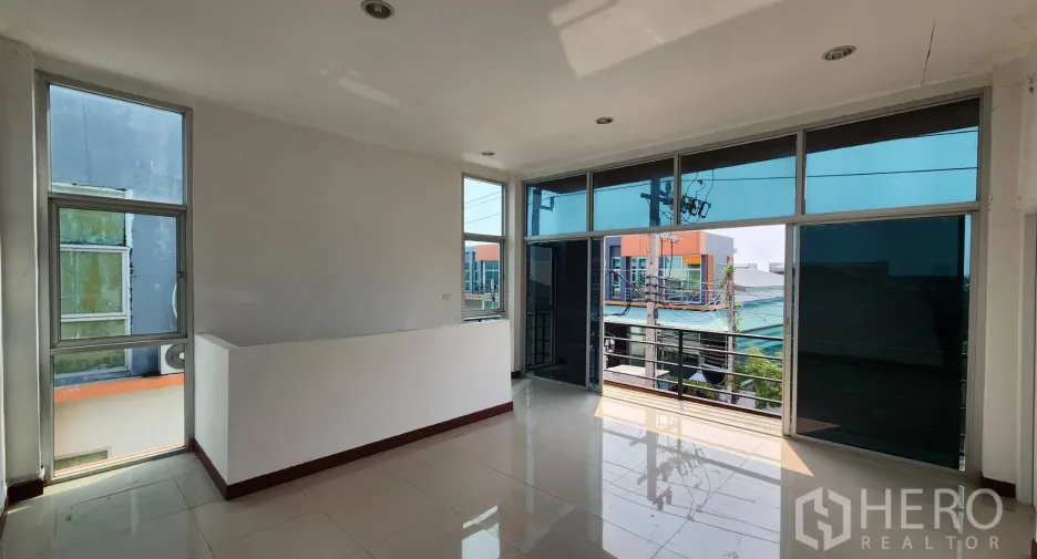 For rent 1 bed warehouse in Bang Khun Thian, Bangkok