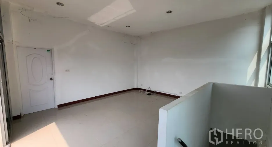 For rent 1 bed warehouse in Bang Khun Thian, Bangkok