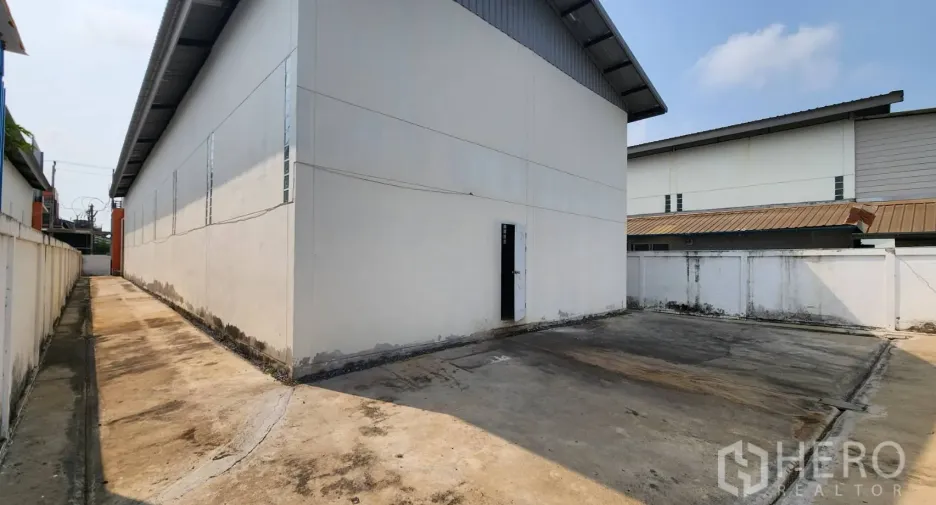 For rent 1 bed warehouse in Bang Khun Thian, Bangkok