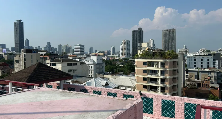 For sale 20 bedrooms hotel in Watthana, Bangkok