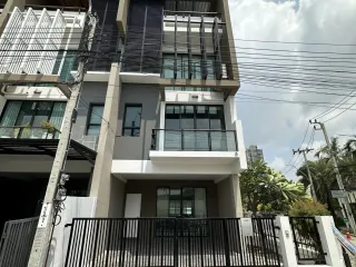 Casa adosada en alquiler de 3 habitaciones en Khlong Toei, Bangkok