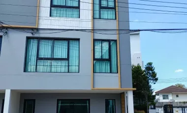 Casa adosada en alquiler de 3 habitaciones en Pak Kret, Nonthaburi