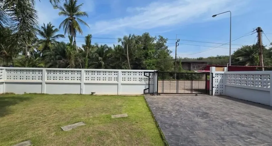 For sale 3 bedrooms house in Mueang Surat Thani, Surat Thani
