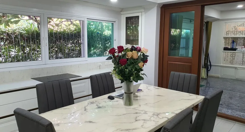 For sale 6 bedrooms townhouse in Prawet, Bangkok