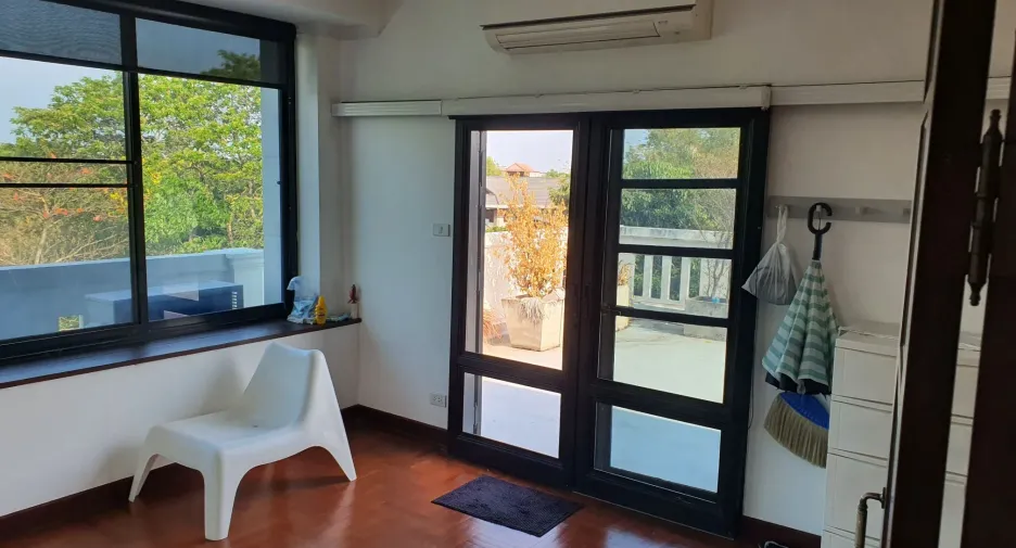 For sale 6 bedrooms townhouse in Prawet, Bangkok