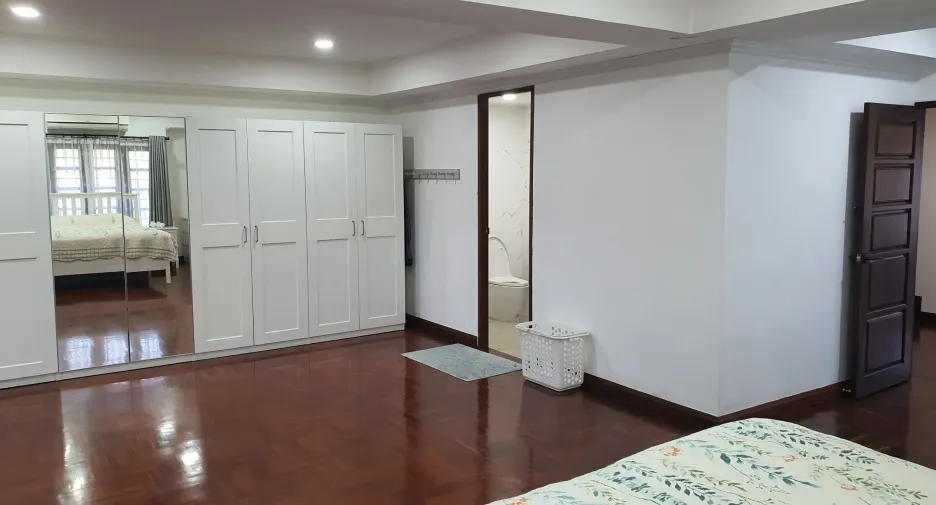 For sale 6 bedrooms townhouse in Prawet, Bangkok