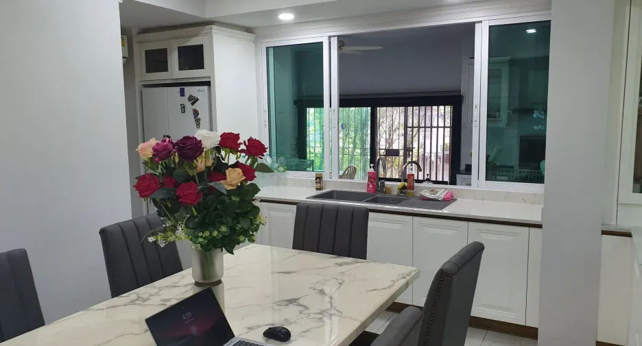 For sale 6 bedrooms townhouse in Prawet, Bangkok