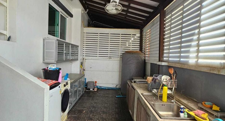 Casa adosada en venta de 4 habitaciones en Prawet, Bangkok