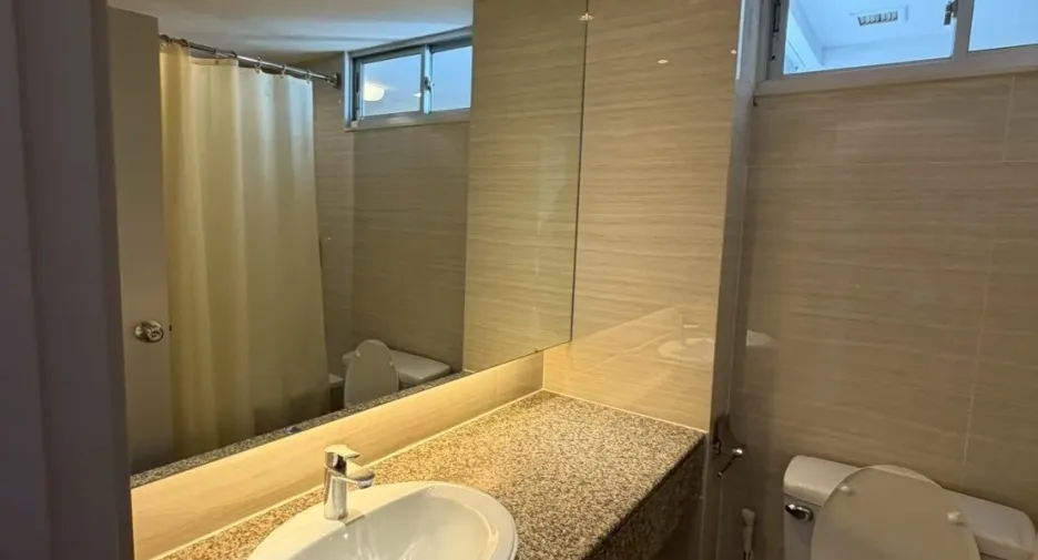 À louer 3 chambres condo à Yan Nawa, Bangkok