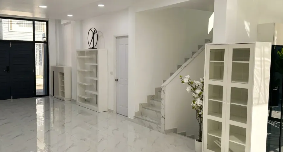 For rent and for sale 4 bedrooms house in Jomtien, Pattaya