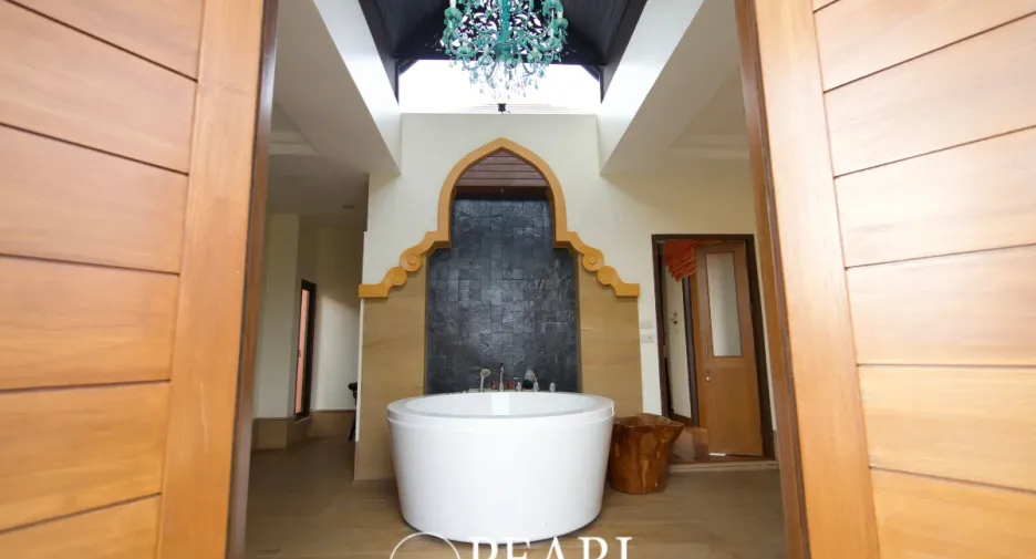 Haus zur Miete und zum Kauf mit 6 Zimmer in Bang Lamung, Chonburi