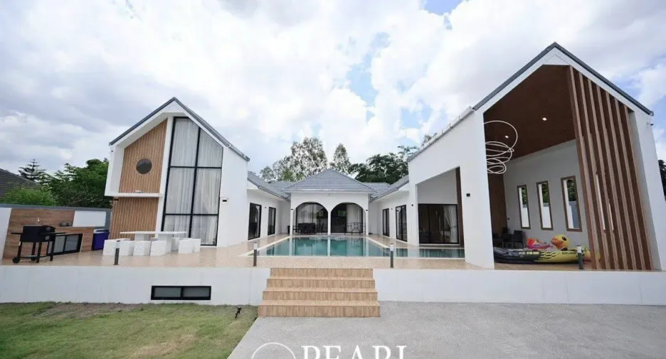 Haus zum Kauf mit 4 Zimmer in Bang Lamung, Chonburi