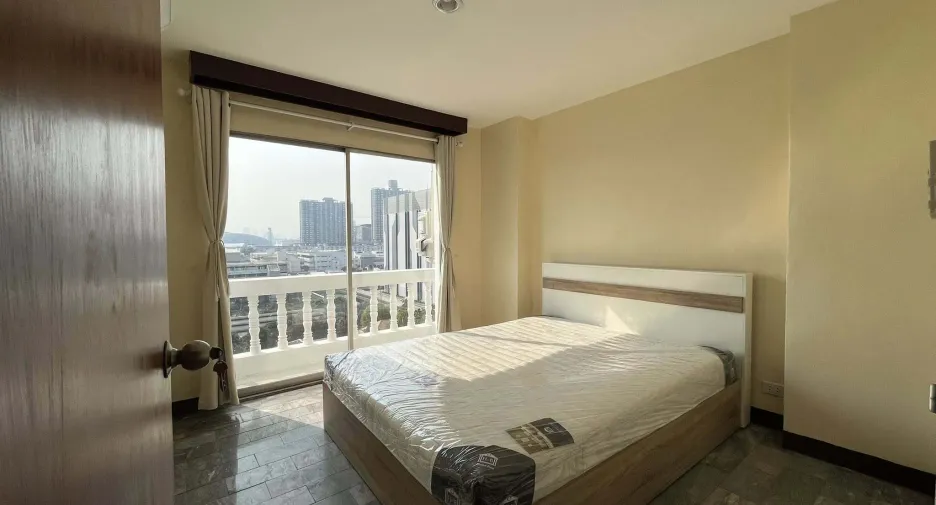 For rent 2 bedrooms condo in Bang Kapi, Bangkok