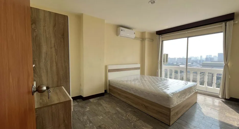 For rent 2 bedrooms condo in Bang Kapi, Bangkok