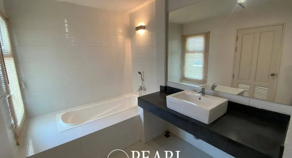 For sale 4 bedrooms townhouse in Bang Lamung, Chonburi