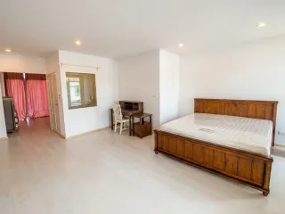 À vendre 4 chambres maison de ville à Bang Lamung, Chonburi
