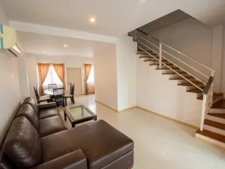 À vendre 4 chambres maison de ville à Bang Lamung, Chonburi