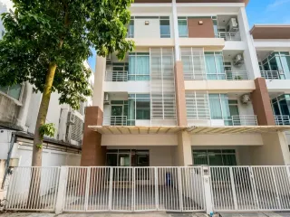 À vendre 4 chambres maison de ville à Bang Lamung, Chonburi