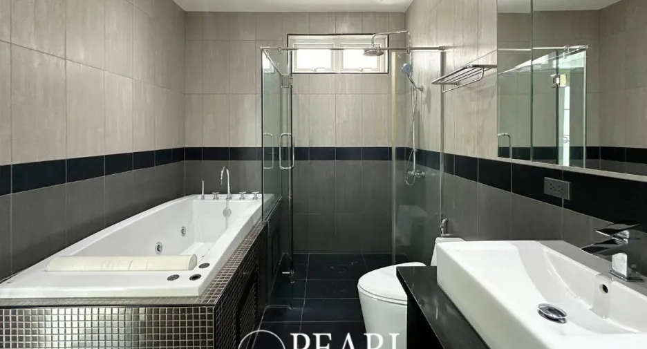 For sale 5 bedrooms house in Bang Lamung, Chonburi