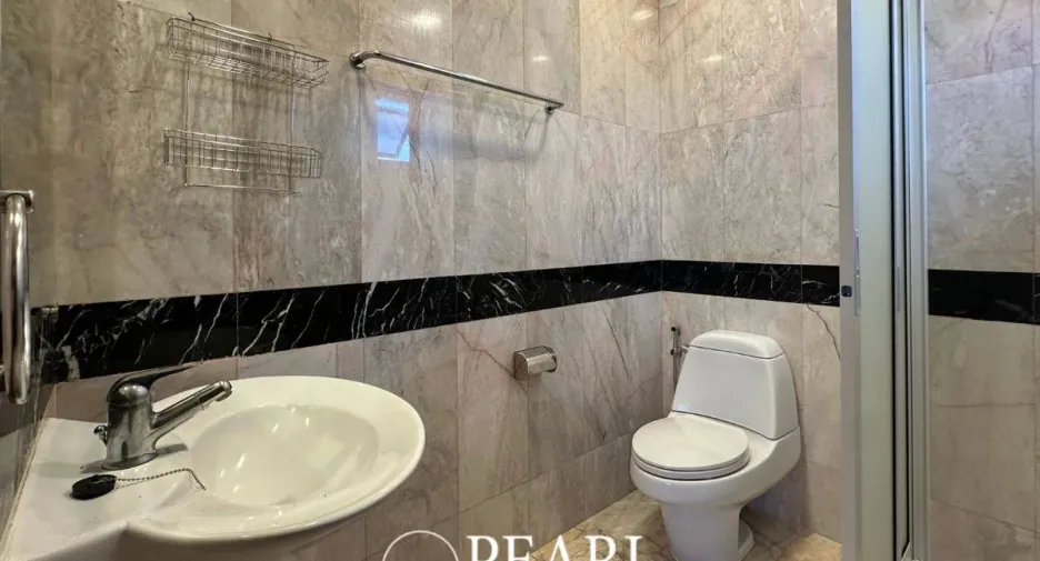 Haus zum Kauf mit 5 Zimmer in Bang Lamung, Chonburi