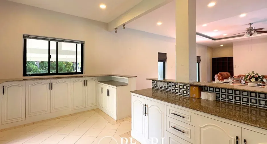Haus zum Kauf mit 5 Zimmer in Bang Lamung, Chonburi