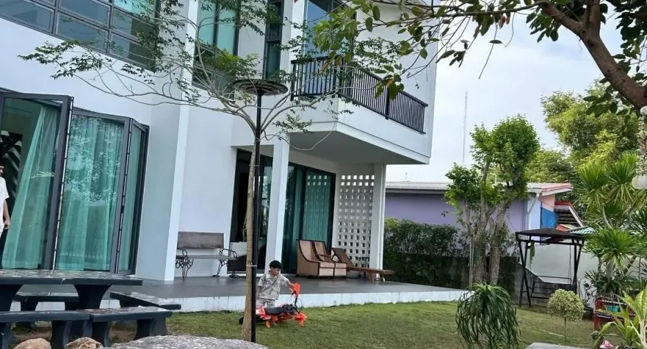 For sale 5 bedrooms house in Mueang Surat Thani, Surat Thani