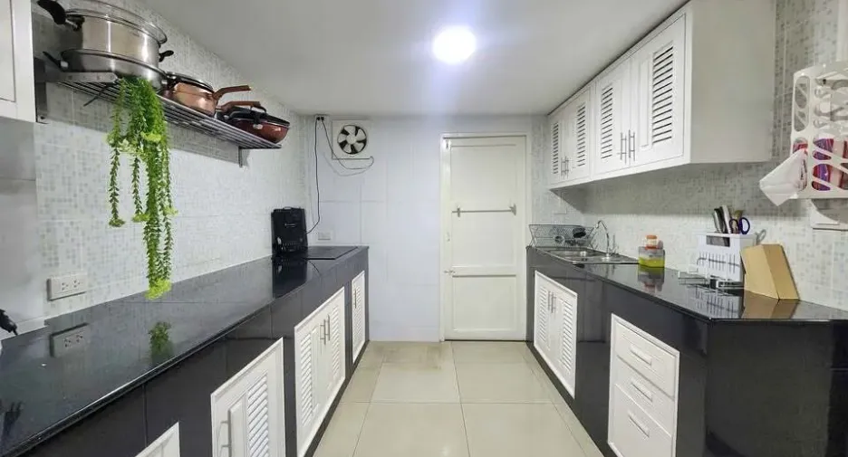 For rent 6 bedrooms house in Huai Khwang, Bangkok
