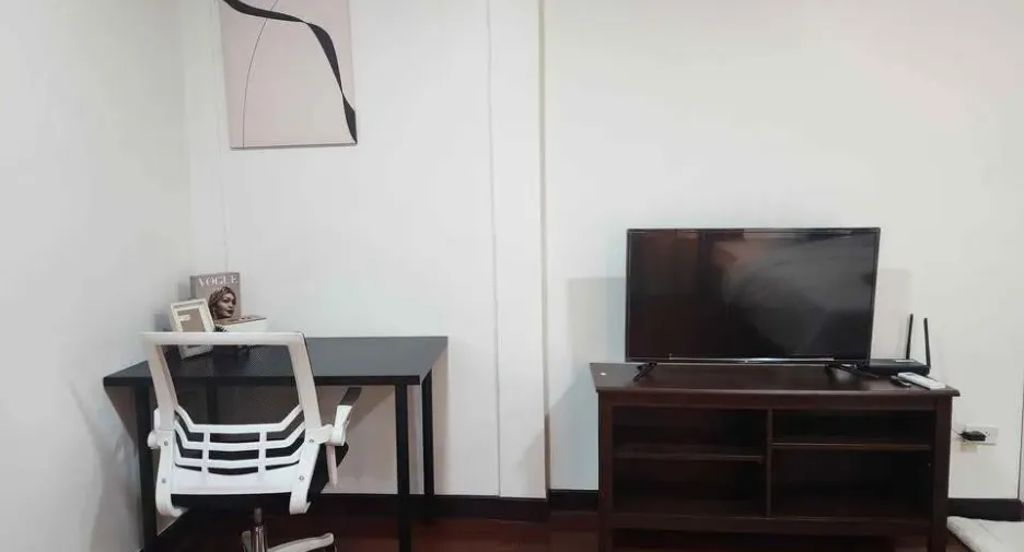 For rent 6 bedrooms house in Huai Khwang, Bangkok