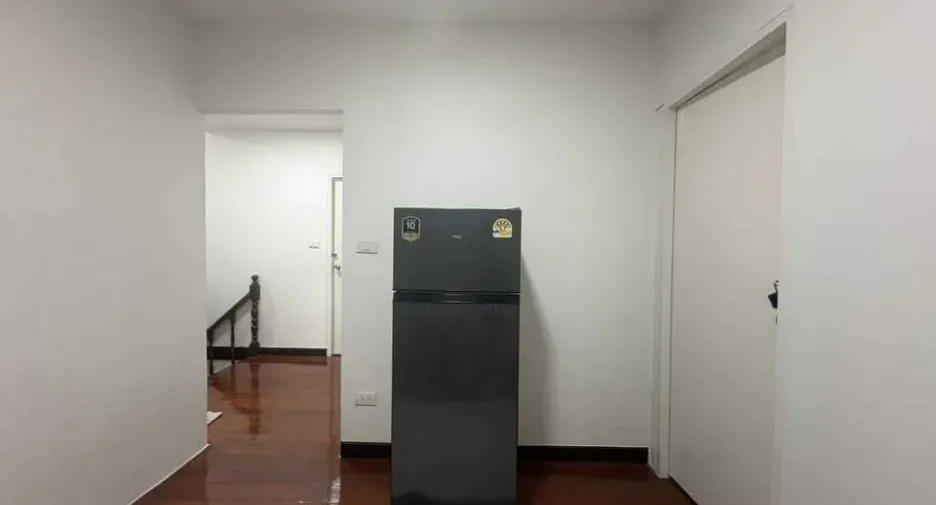 For rent 6 bedrooms house in Huai Khwang, Bangkok