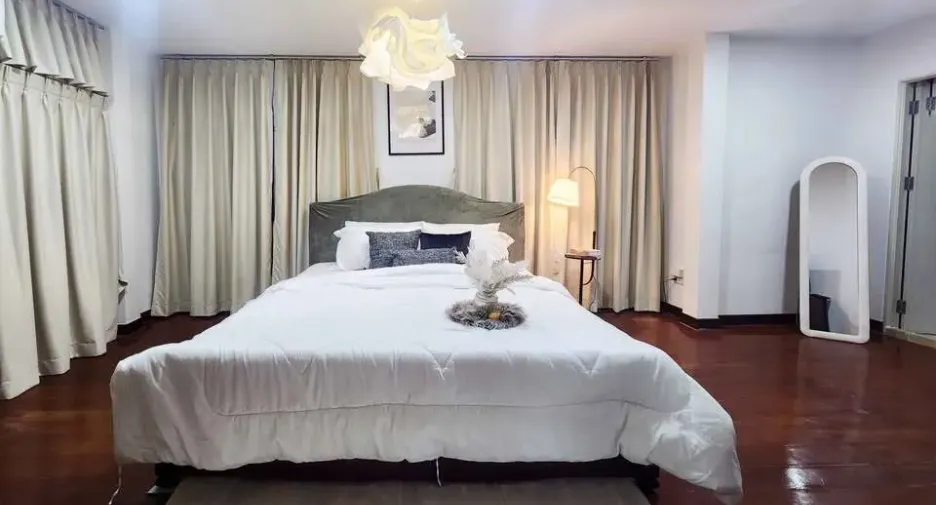 For rent 6 bedrooms house in Huai Khwang, Bangkok
