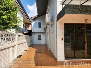 For rent 6 bedrooms house in Huai Khwang, Bangkok