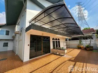 For rent 6 bedrooms house in Huai Khwang, Bangkok