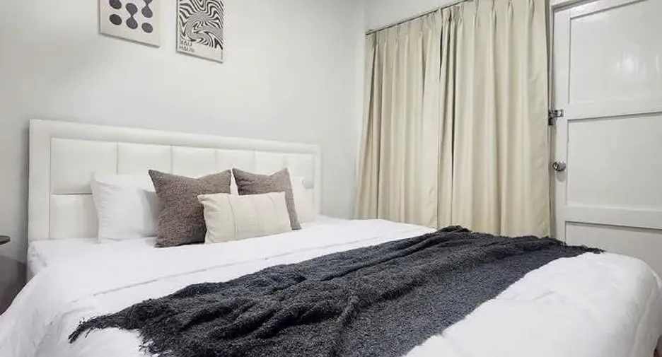 For rent 6 bedrooms house in Huai Khwang, Bangkok