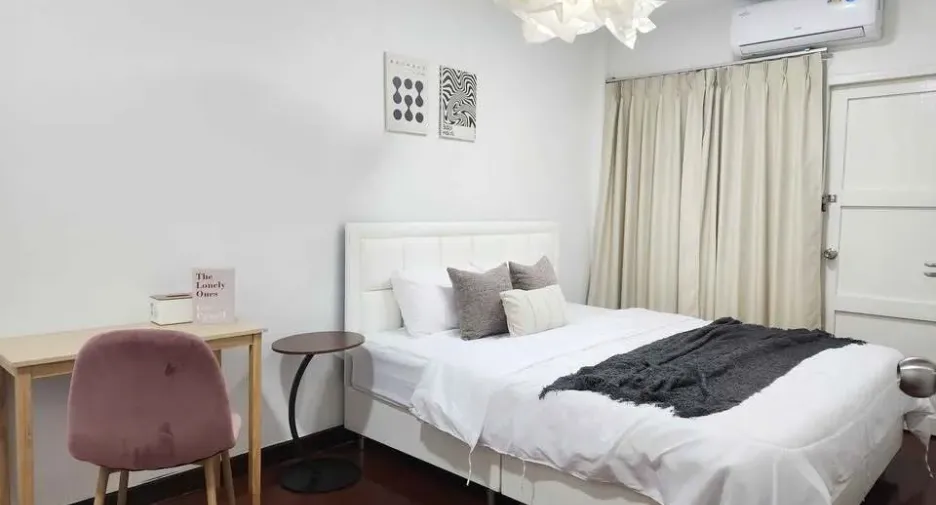 For rent 6 bedrooms house in Huai Khwang, Bangkok