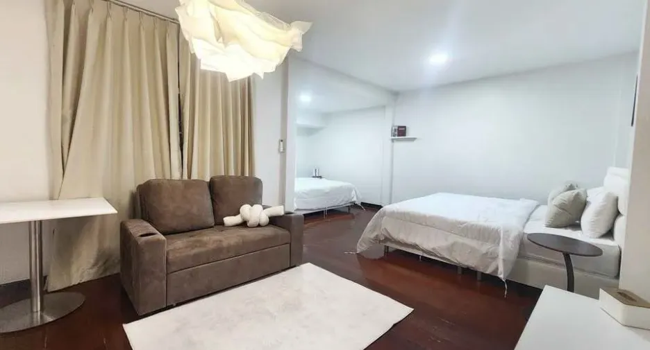 For rent 6 bedrooms house in Huai Khwang, Bangkok