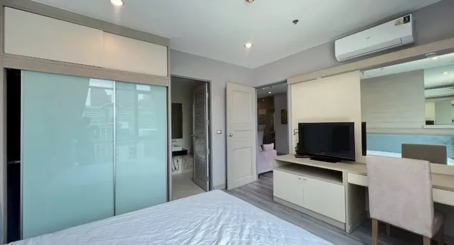 For rent 2 bedrooms condo in Watthana, Bangkok
