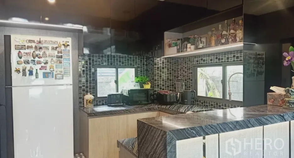 For rent and for sale 5 bedrooms house in Khan Na Yao, Bangkok