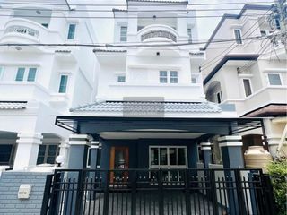 For sale 4 bedrooms townhouse in Chatuchak, Bangkok