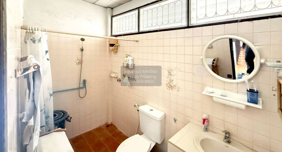 For sale 4 bedrooms house in Wang Thonglang, Bangkok