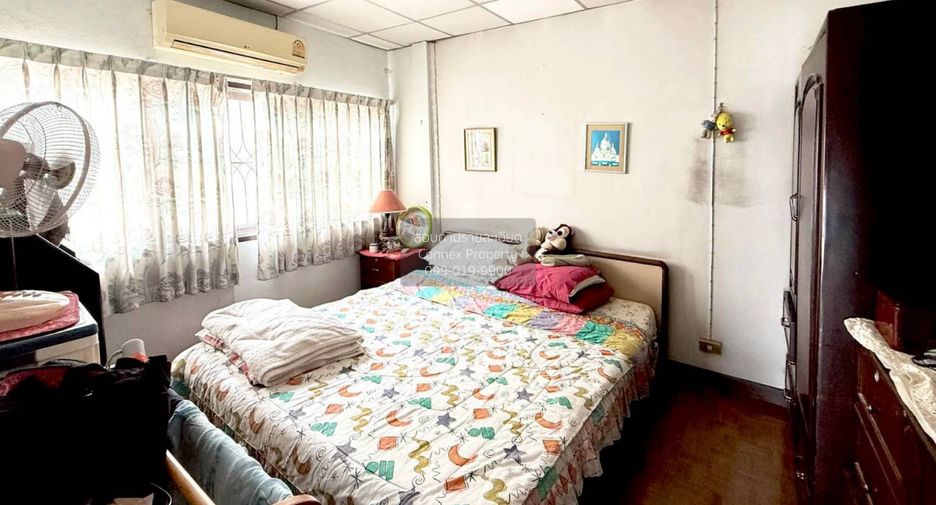 For sale 4 bedrooms house in Wang Thonglang, Bangkok