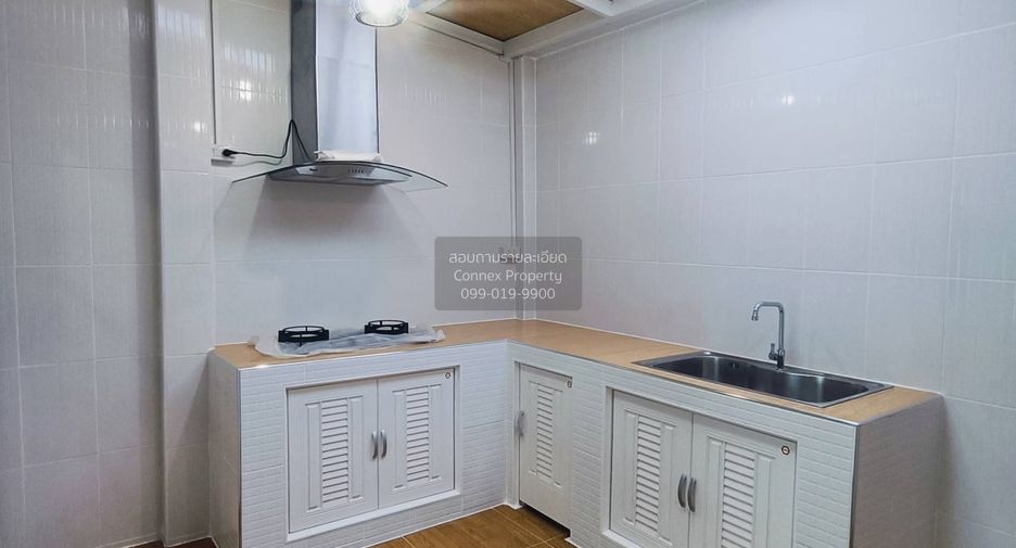 For sale 3 bedrooms townhouse in Krathum Baen, Samut Sakhon