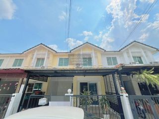 Casa adosada en venta de 3 habitaciones en Saphan Sung, Bangkok