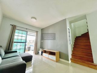 Casa adosada en venta de 3 habitaciones en Saphan Sung, Bangkok