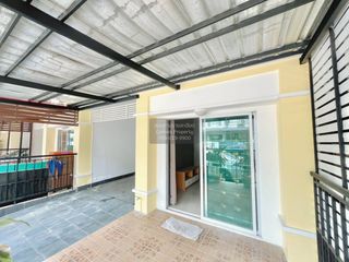 Casa adosada en venta de 3 habitaciones en Saphan Sung, Bangkok