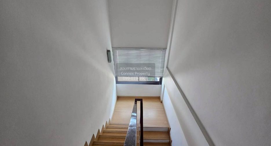 For sale 3 bedrooms townhouse in Huai Khwang, Bangkok